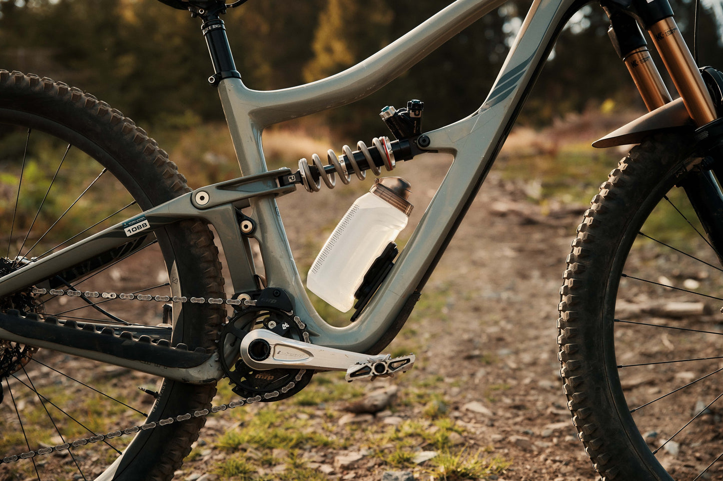 Láhev FIDLOCK TWIST COMPACT s magnetickým páskem (750 ml) Transparentní