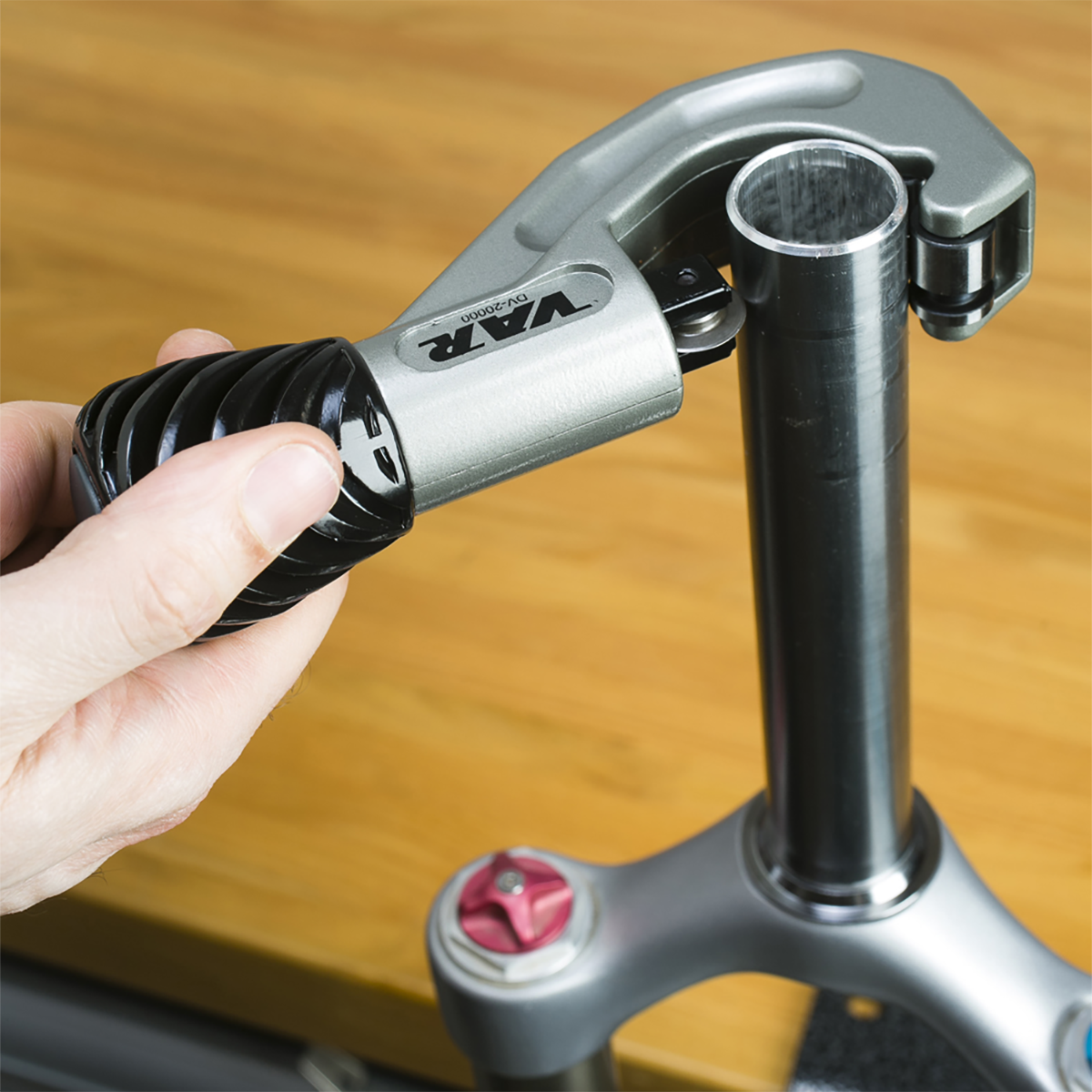 Řezání trubek od 3 do 42 mm pomocí odjehlovače VAR DV-20000