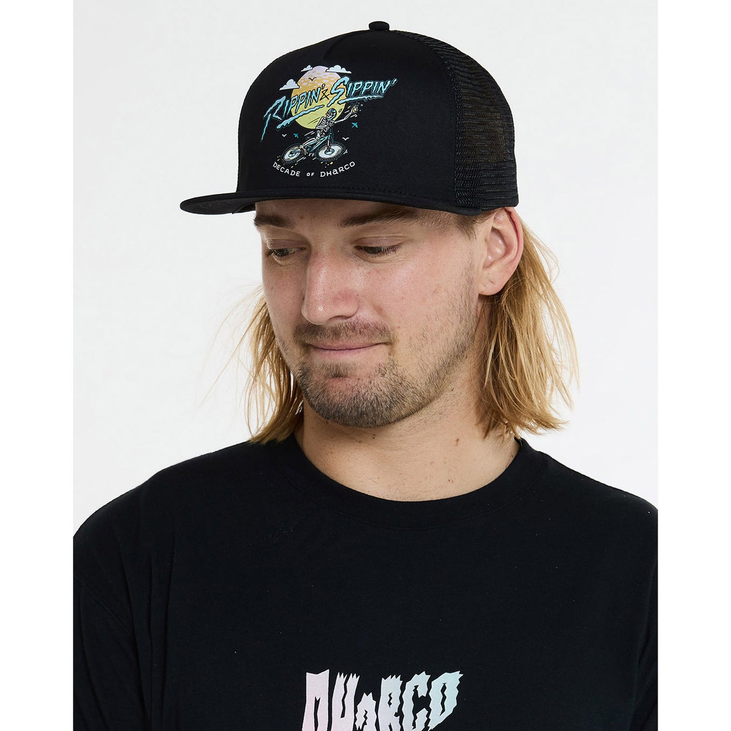 DHARCO FLAT BRIM TRUCKER RIPPIN AND SIPPIN Kšiltovka černá