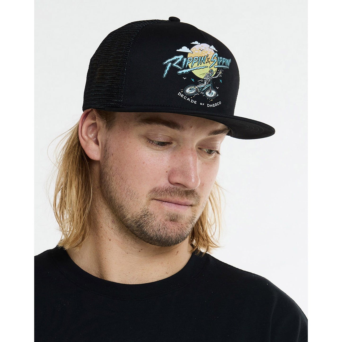 DHARCO FLAT BRIM TRUCKER RIPPIN AND SIPPIN Kšiltovka černá