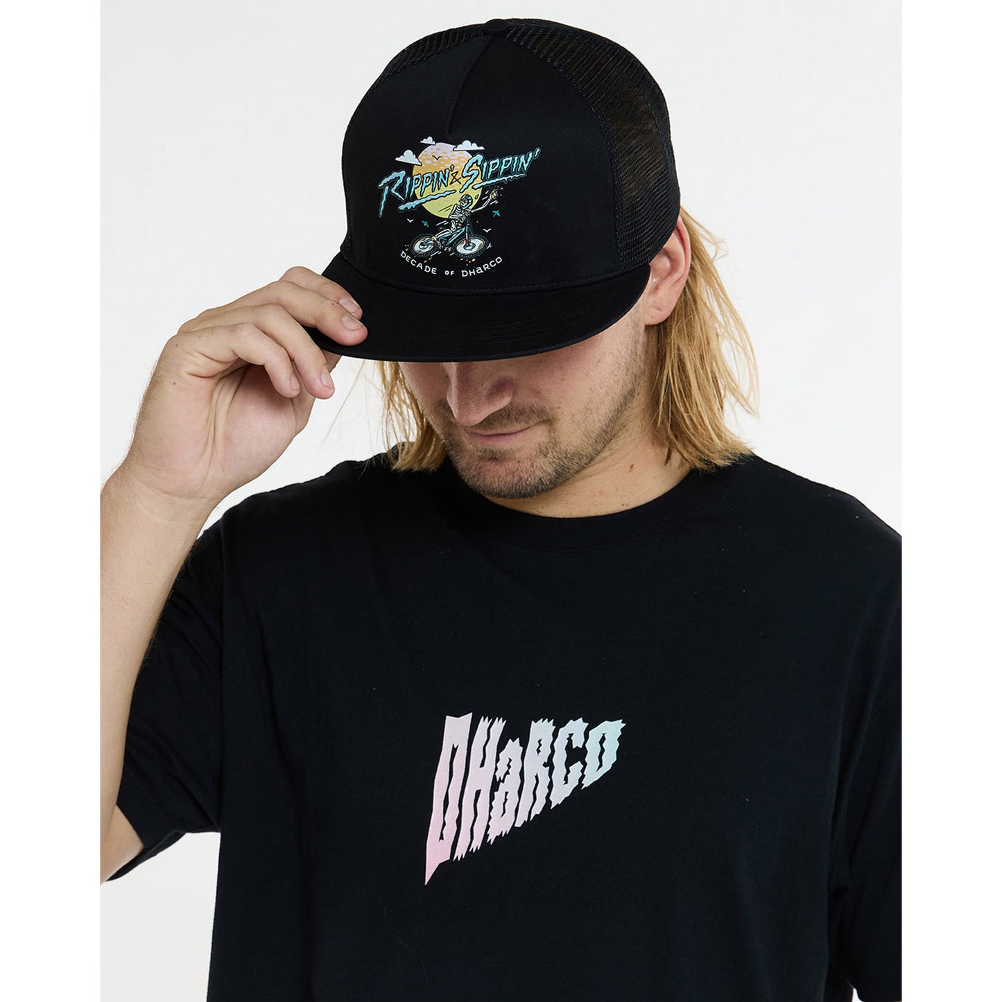 DHARCO FLAT BRIM TRUCKER RIPPIN AND SIPPIN Kšiltovka černá