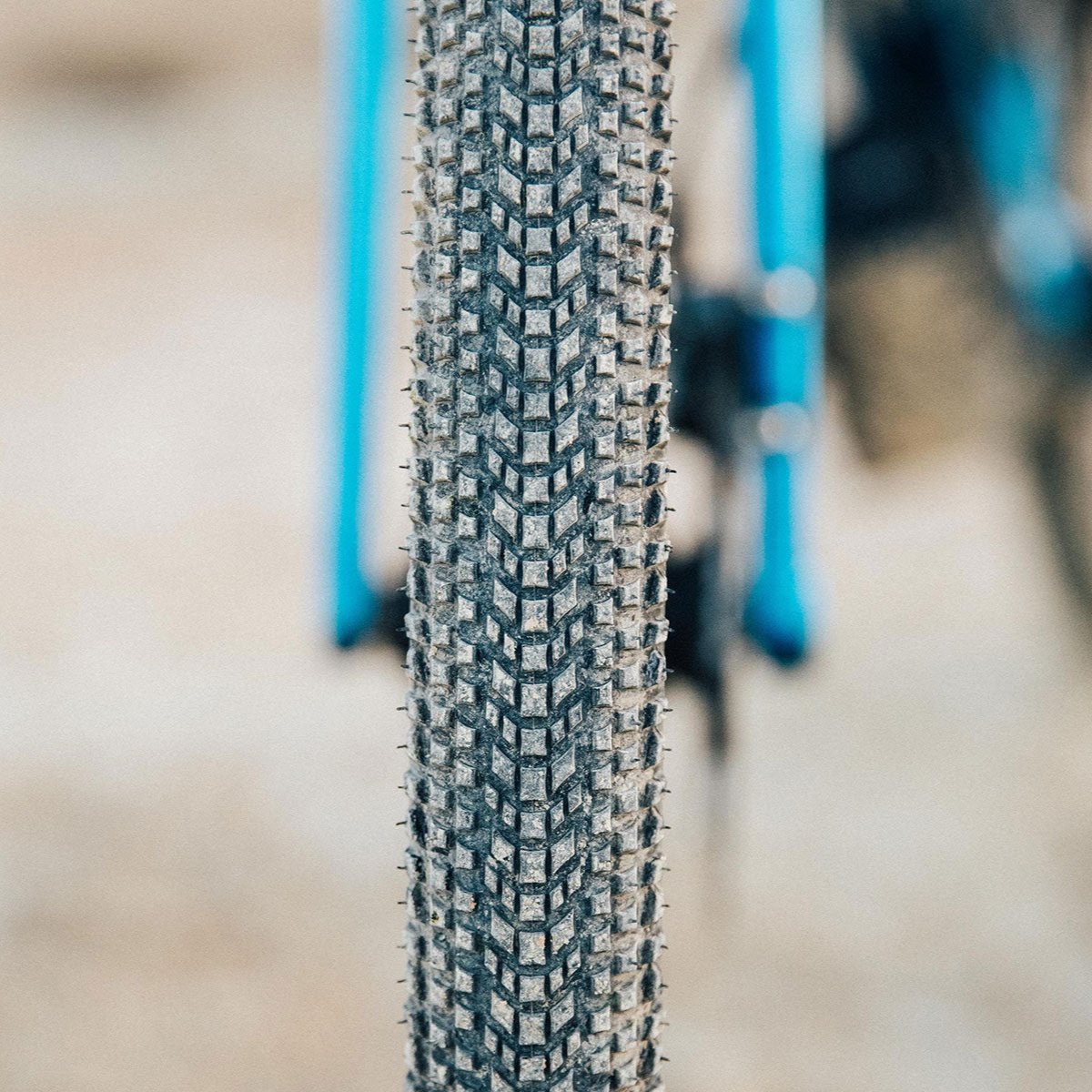 HUTCHINSON TOUAREG 700x40c Zesílená pneumatika připravená na bezdušový provoz béžové barvy