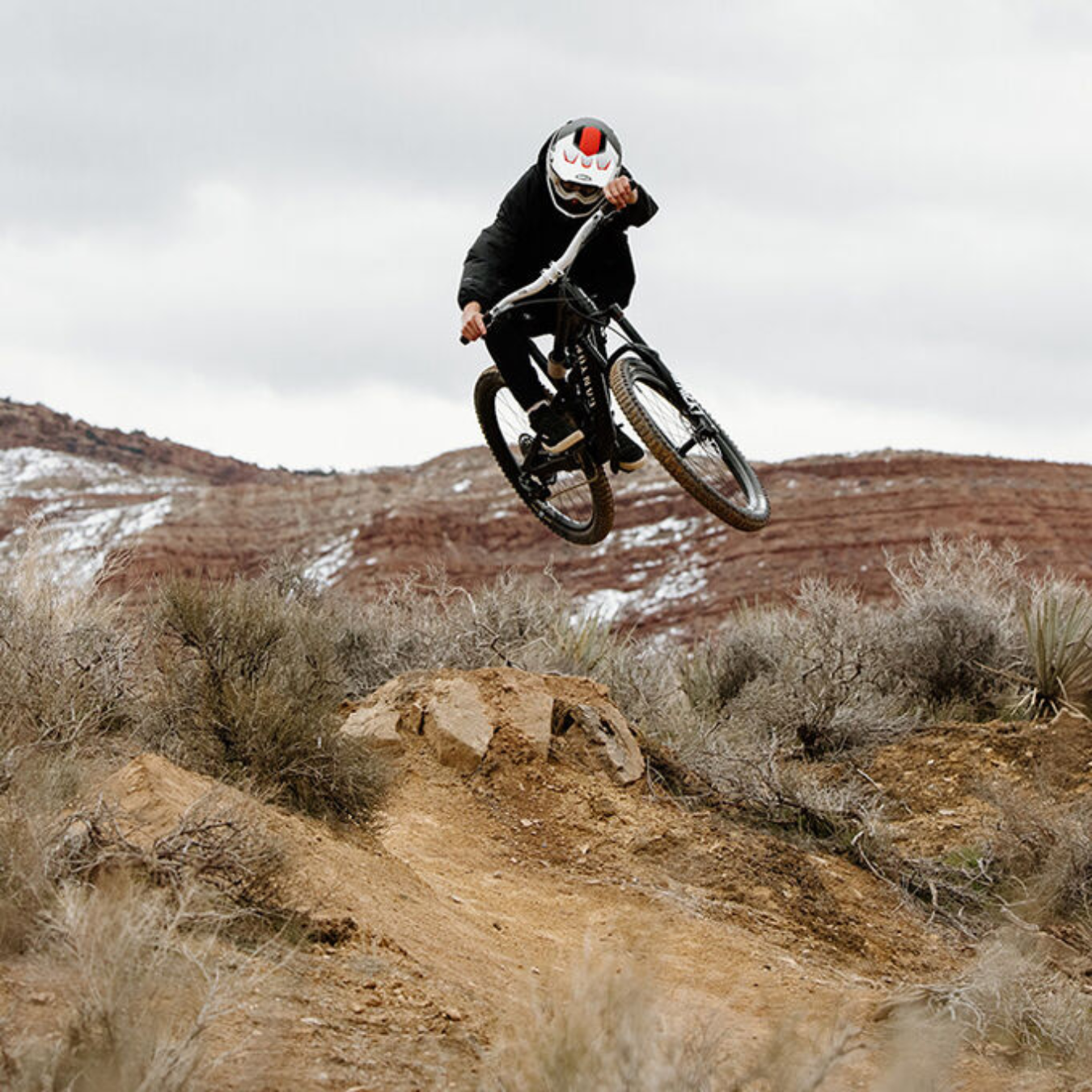 BELL SANCTION 2 DLX MIPS MTB přilba černá/bílá