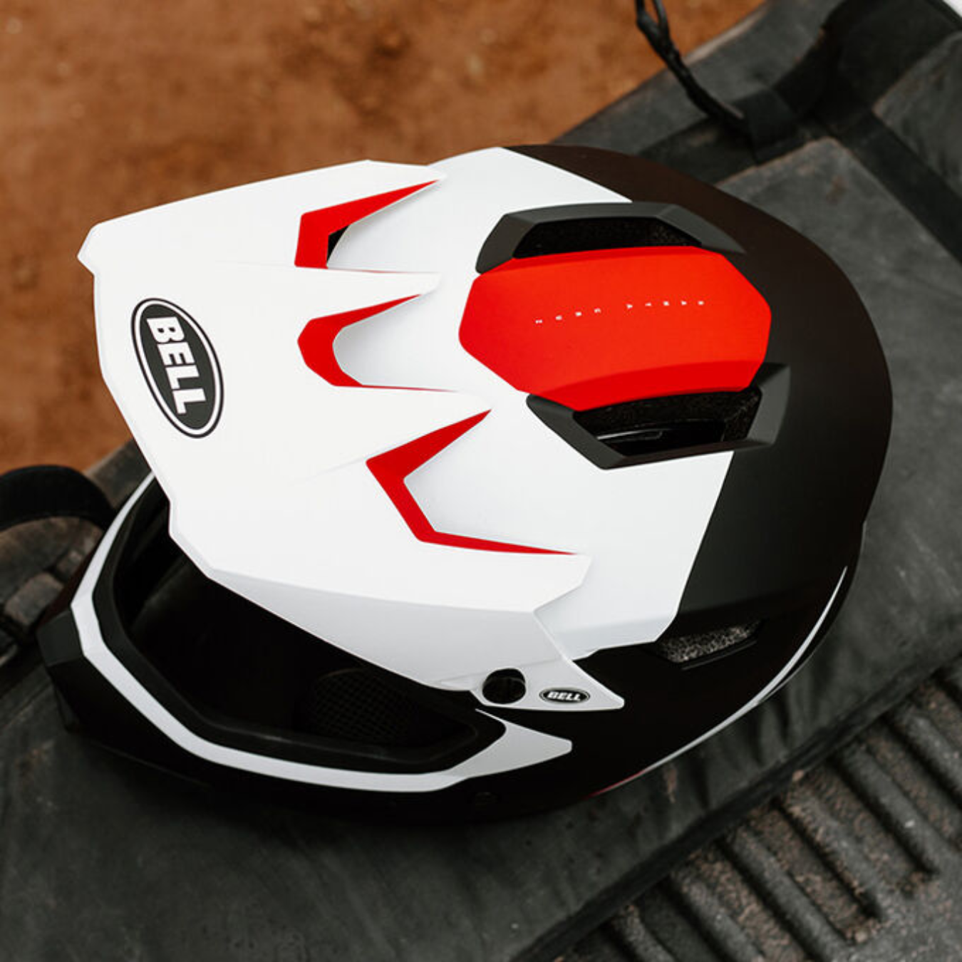 BELL SANCTION 2 DLX MIPS MTB přilba černá/bílá