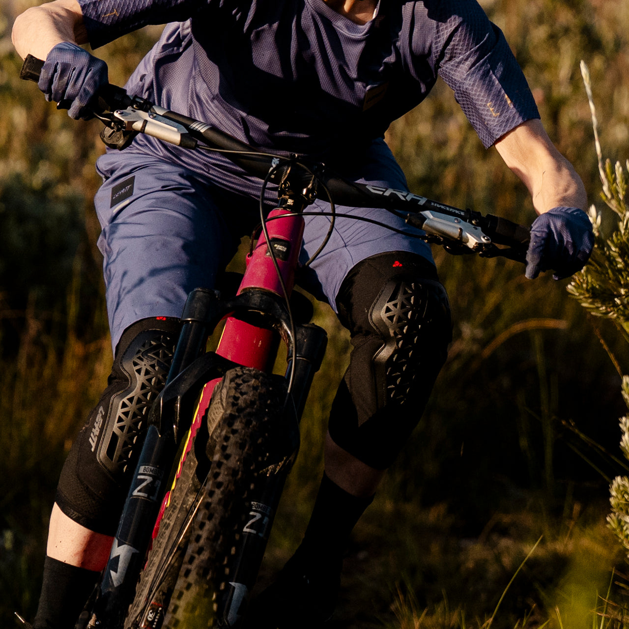 Chrániče kolen LEATT FLEXMESH černé