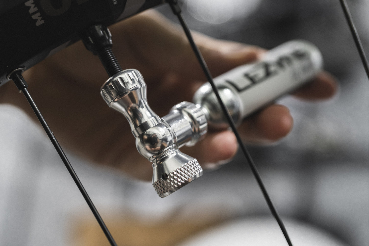LEZYNE CONTROL DRIVE CO2 Inflator + 16 g Threaded CO2 Cartridge (x1) Silver