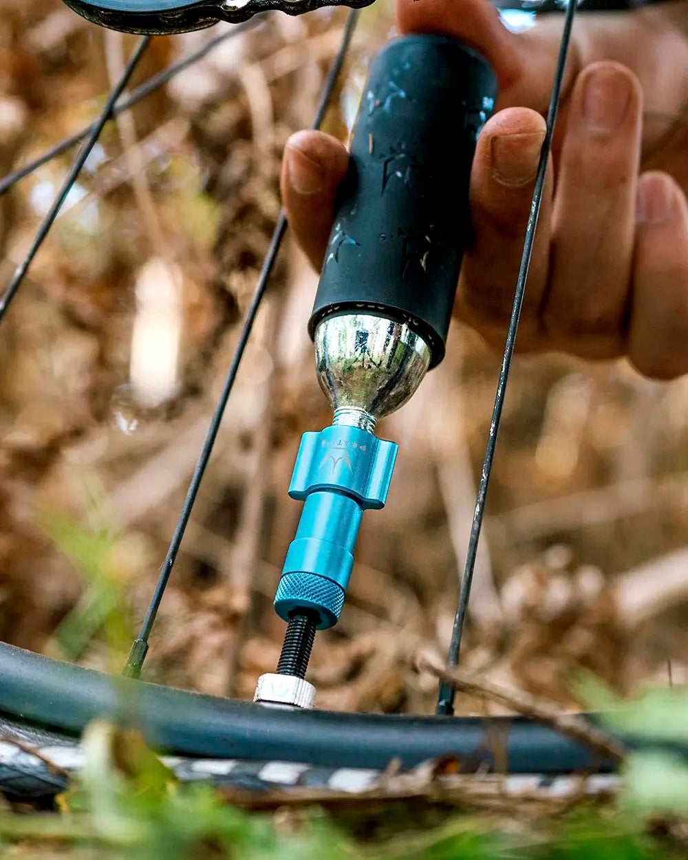PEATY'S HOLESHOT ROAD/GRAVEL CO2 Percutor + 2 x 16g kazety CO2 se závitem černá