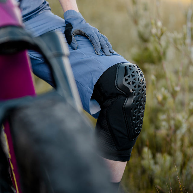 Chrániče kolen LEATT FLEXMESH černé