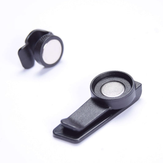 Univerzální magnetický držák pro hydratační vak USWE MAGNETIC TUBE CLIP Black