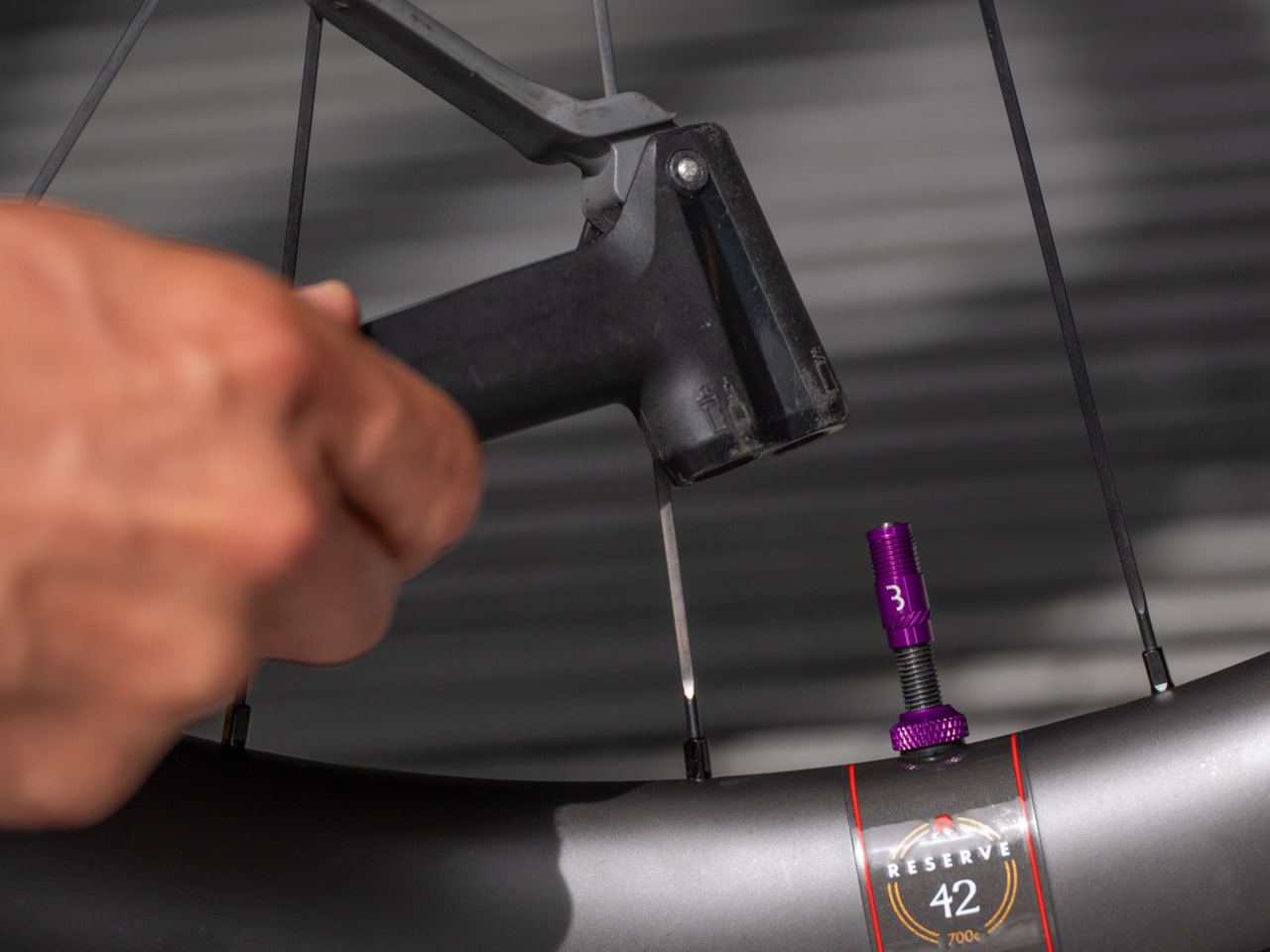 Koncovky ventilů BBB CORE CAP Purple (x2)