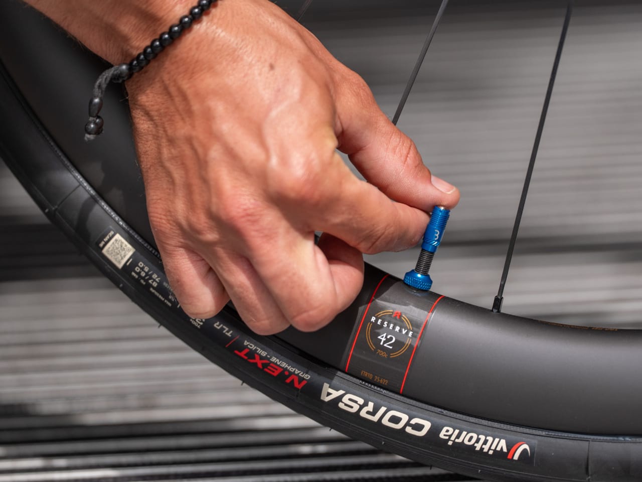 Koncovky ventilů BBB CORE CAP Blue (x2)