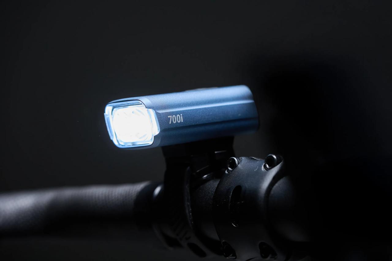 Přední Osvětlení BBB NANOSTRIKE 700 i Modrý