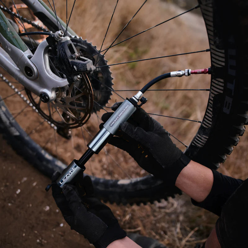Ruční pumpa LEZYNE CNC POCKET DRIVE HV stříbrná