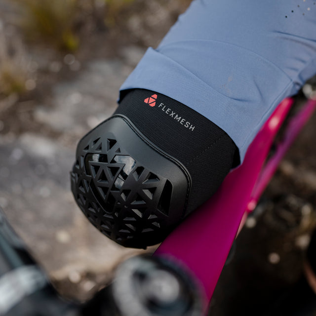 Chrániče kolen LEATT FLEXMESH černé