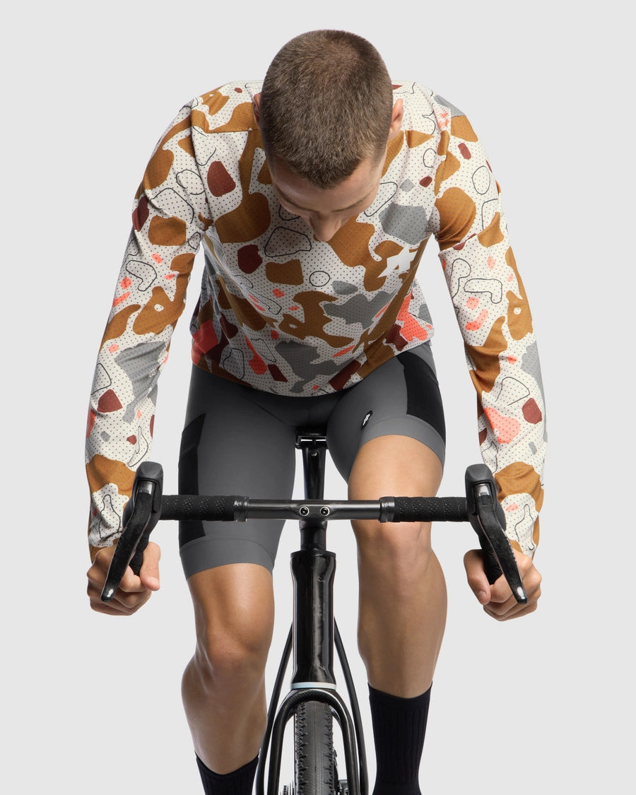 ASSOS TACTICA T5 MUD PLAGE Kamuflážový dres s dlouhým rukávem