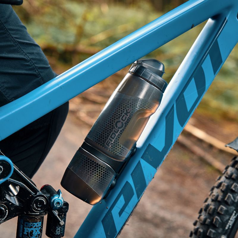 Sada láhve a košíku na láhev FIDLOCK TWIST BIKE BASE 800 ml Smoked