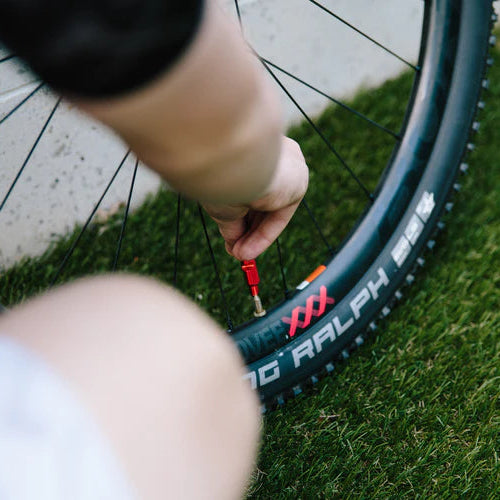 Stříkačka pro ventil KOM CYCLING Preventive Fluid Alu Valve