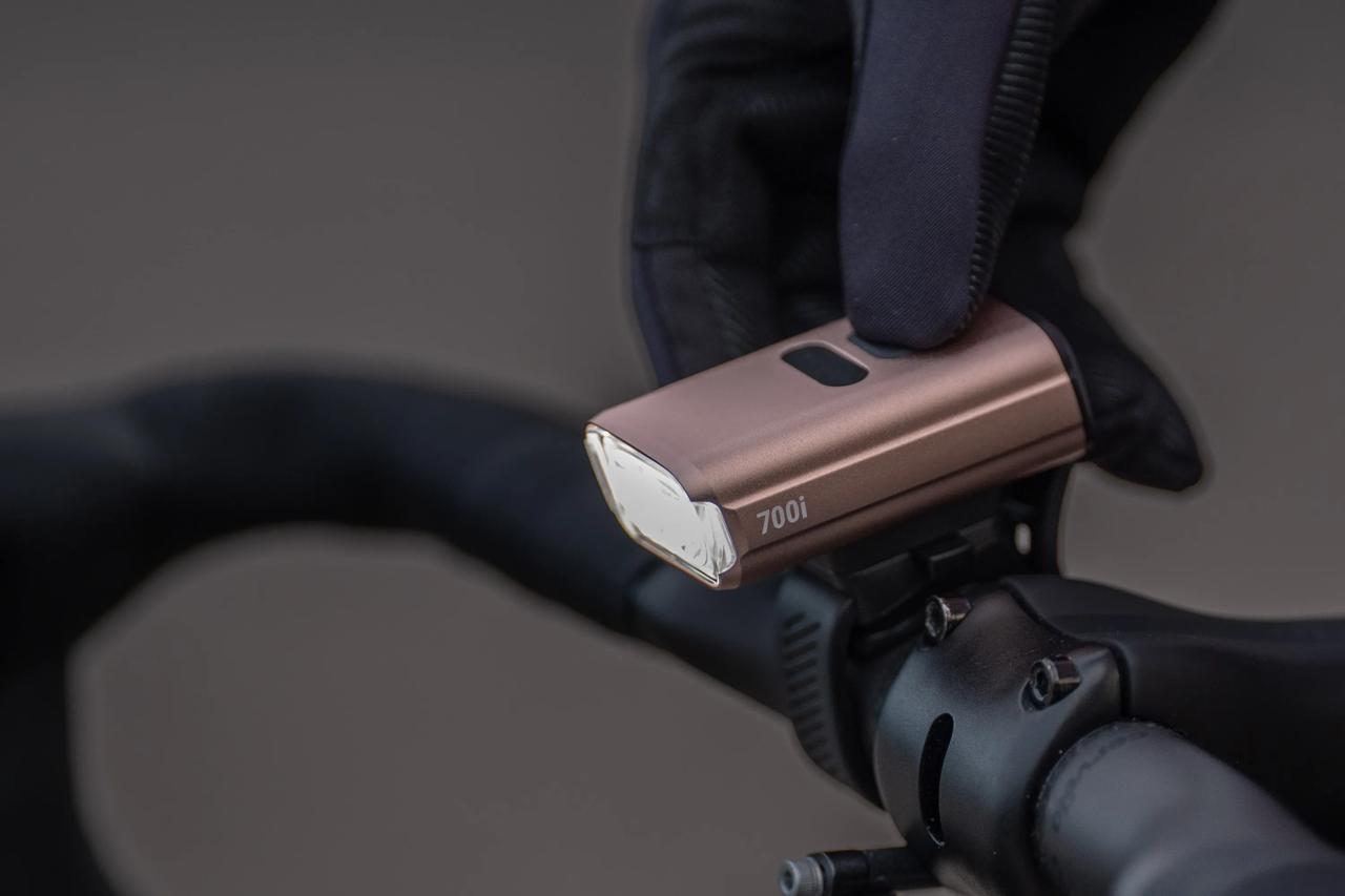 Přední světlo BBB NANOSTRIKE 700 i růžové