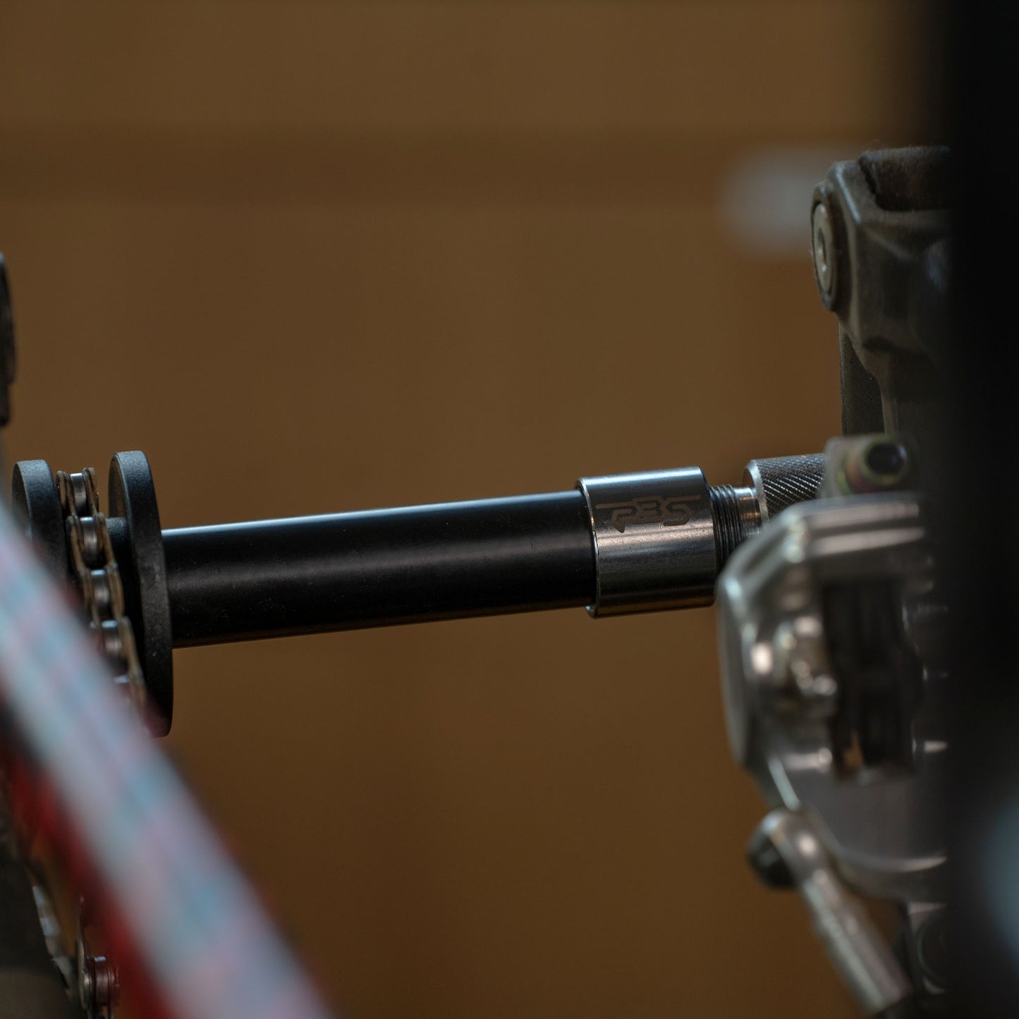 PBS TOOLS Nastavitelný držák řetězu pro 12mm kolík