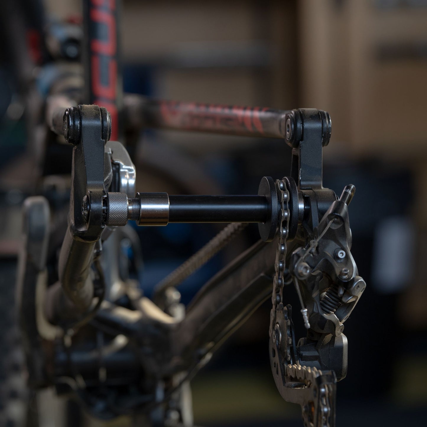 PBS TOOLS Nastavitelný držák řetězu pro 12mm kolík