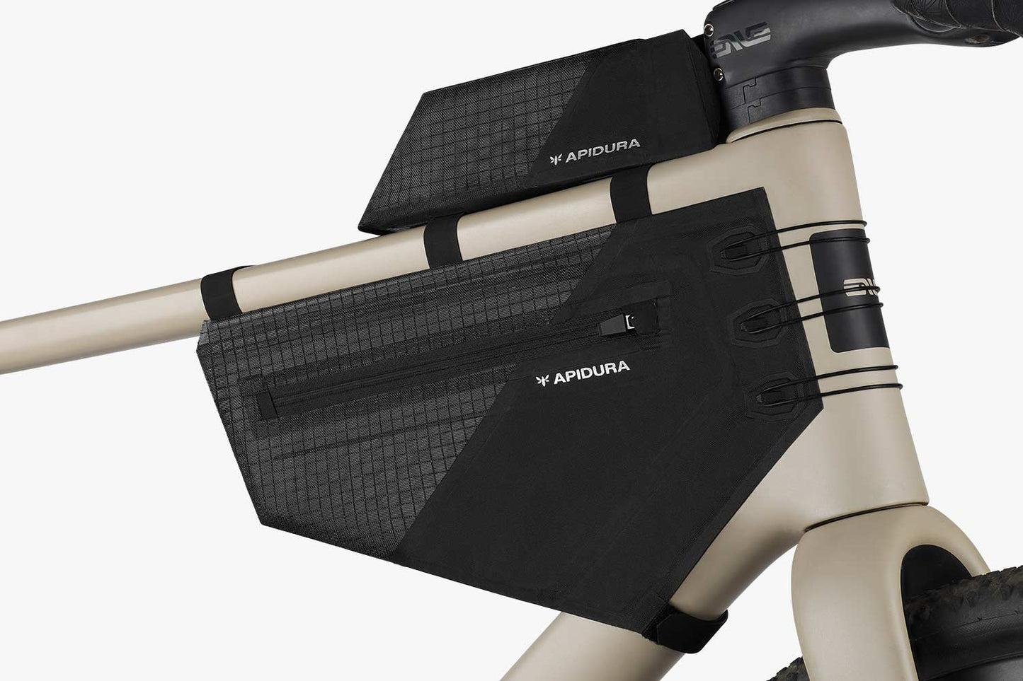 Balení rámových brašen APIDURA AERO SYSTEM Black