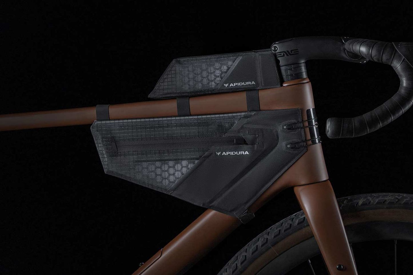 Balení rámových brašen APIDURA AERO SYSTEM Black
