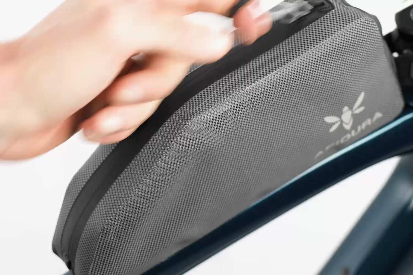 Brašna na rám APIDURA EXPEDITION BOLT ON TOP TUBE PACK 1 L Black