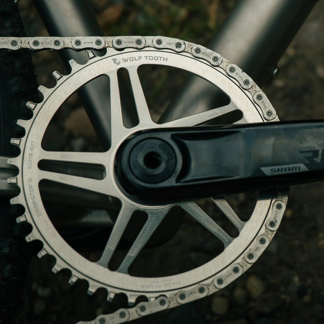 WOLF TOOTH GRAVEL Přímá montáž SRAM 8 otvorů Raw Silver Mono řetězový kroužek