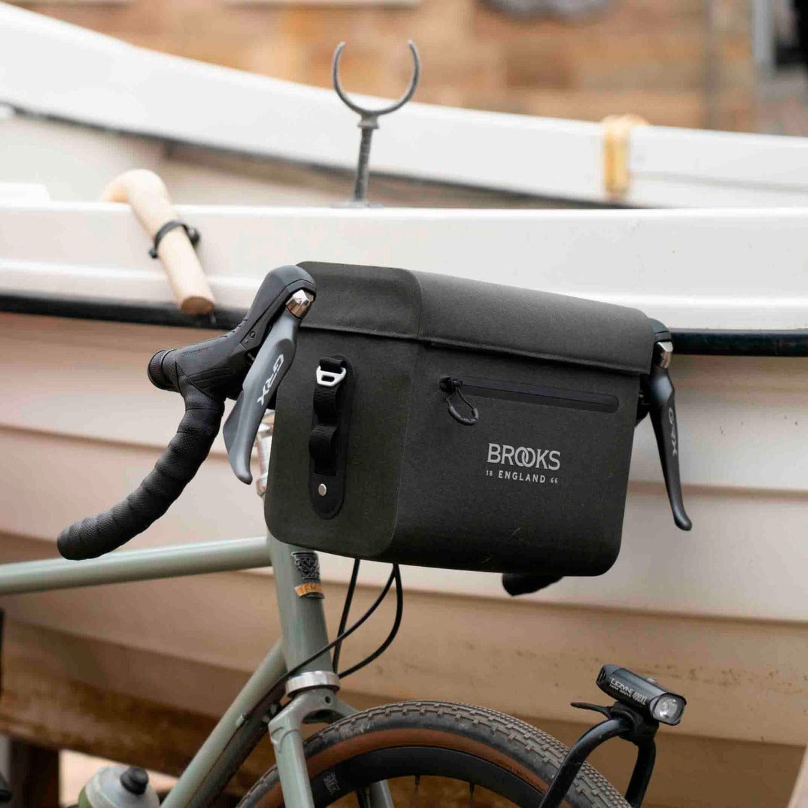 BROOKS SCAPE 8L brašna na řídítka zelená