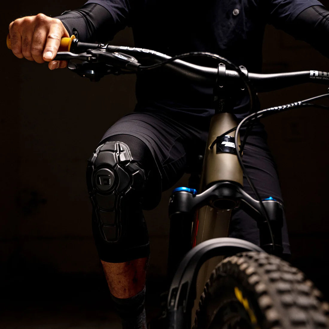 Chrániče kolen G-FORM PRO-X3 černé matné