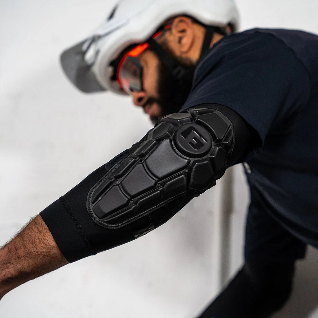 Chrániče loktů G-FORM PRO-X3 Matt Black