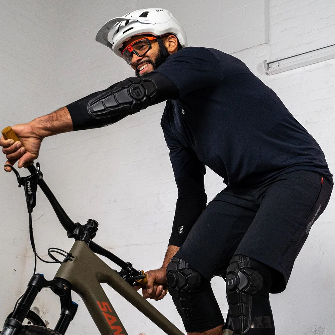 Chrániče loktů G-FORM PRO-X3 Matt Black